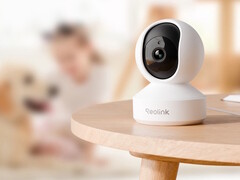 La cámara de seguridad para interiores Reolink E1 Pro sobre una mesa. (Fuente de la imagen: Reolink)