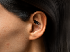 El dispositivo STAT Health para llevar en la oreja puede vigilar enfermedades como el Covid largo. (Fuente de la imagen: STAT Health)