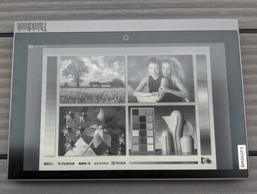 Lenovo ThinkBook Plus Gen2 en uso exterior (E-Ink)