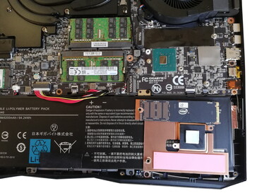 SSDs debajo de una placa de refrigeración