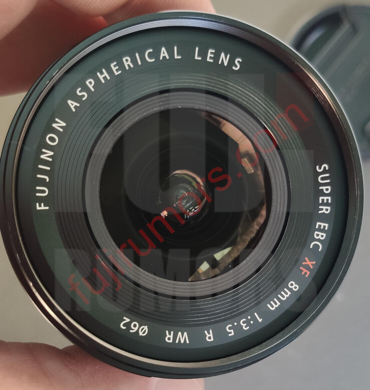 Las letras en la parte frontal del objetivo Fujinon XF8mm f/3.5 R WR indican que tendrá burlete, una rosca para filtro de 62mm y el revestimiento Super EBC. (Fuente de la imagen: Fuji Rumors)