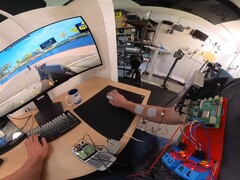 El YouTuber Basically Homeless consigue tiempos de reacción de 100 ms con su sistema neuromuscular de ayuda a la puntería. (Fuente de la imagen: Basically Homeless vía YouTube)