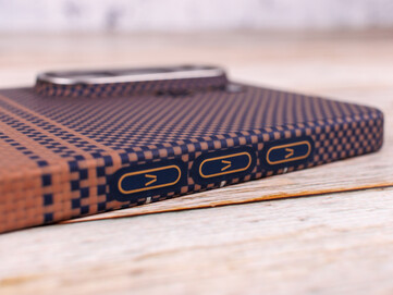 Aaron Buttons en una funda protectora para el Galaxy S26 Ultra