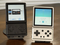 El Anbernic RG Rotate en sus acabados Plata Aurora y Negro Polar, de izquierda a derecha.