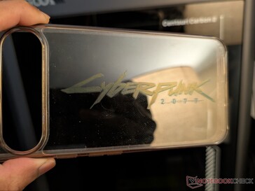 Logotipo de Cyberpunk 2077 en una funda de teléfono de TPU transparente.
