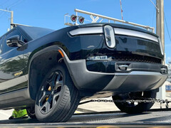 Las Rivian R1T están volviendo de los centros de servicio de Rivian con los pernos del brazo de control superior catastróficamente flojos. (Fuente de la imagen: StrangeExchange86 en Reddit)