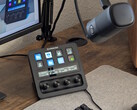 Stream Deck+, conectado a un Wave DX, con un monitor de PC de fondo