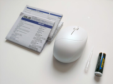 Contenido del paquete. (Fuente de la imagen: Notebookcheck)