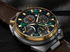 Vista en ángulo del Citizen Promaster Tsuno Chrono Racer, en la que destacan su característica caja «bullhead», el bisel dorado y los pulsadores del cronógrafo situados en la parte superior.