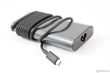 Adaptador relativamente pequeño (~ 14,3 x 6,5 x 2,3 cm) también se puede utilizar para cargar otros dispositivos USB compatibles con Type-C