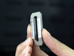 El mecanizado de titanio de Makera Z1 ofrece resultados impresionantes. (Fuente de la imagen: Makera en YouTube)