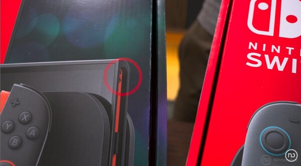 La imagen del Switch 2 que aparece en la caja de la nueva versión muestra un tornillo visible en el raíl derecho.