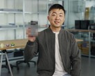 Carl Pei, consejero delegado de Nothing, sosteniendo un Nothing Phone borroso (3). (Fuente de la imagen: Google)