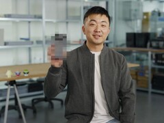 Carl Pei, consejero delegado de Nothing, sosteniendo un Nothing Phone borroso (3). (Fuente de la imagen: Google)