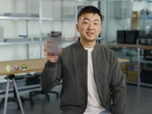 Carl Pei, consejero delegado de Nothing, sosteniendo un Nothing Phone borroso (3). (Fuente de la imagen: Google)