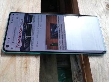 OnePlus 8 al aire libre
