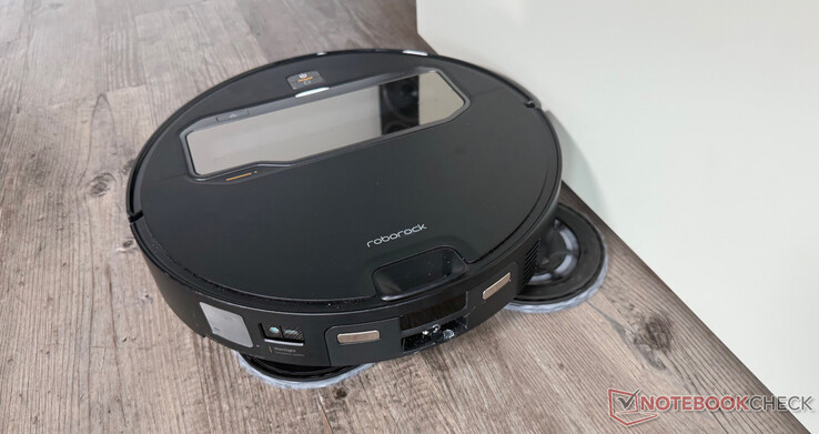 Roborock Saros Z70 aspirando y fregando (con mopa extendida)