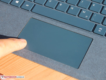 El trackpad tiene un acabado suave