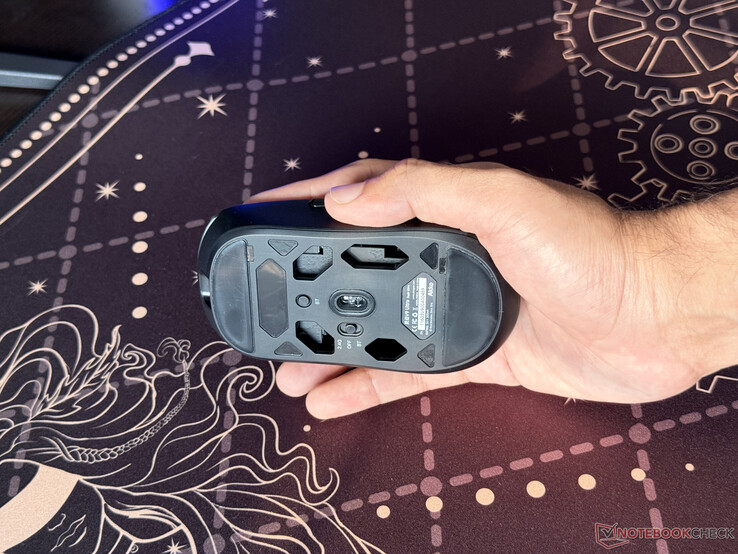 El diseño de fondo abierto del ratón inalámbrico