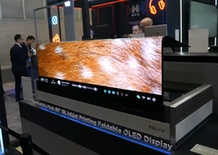 pantalla OLED de 65 pulgadas impresa por inyección de tinta desplegándose (Fuente de la imagen: Charbax en YouTube)