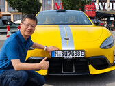 El presidente de Xiaomi posa con un SU7 Ultra registrado en Alemania (Fuente de la imagen: William Lu en Weibo)