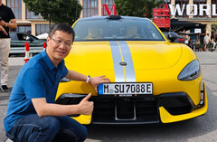 El presidente de Xiaomi posa con un SU7 Ultra registrado en Alemania (Fuente de la imagen: William Lu en Weibo)