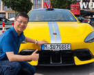 El presidente de Xiaomi posa con un SU7 Ultra registrado en Alemania (Fuente de la imagen: William Lu en Weibo)