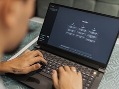 Una persona está escribiendo en un ordenador portátil con la interfaz de ChatGPT abierta