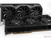 Las RX 7900 XTX y 7900 XT se lanzaron con unos PVPR de 999 y 899 dólares respectivamente.