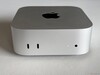 Parte frontal: 2 puertos USB-C 3.2 Gen. 2 (10 Gbps), salida estéreo de 3,5 mm