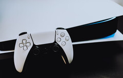 Se rumorea que la PlayStation 5 Pro llegará al mercado en el cuarto trimestre de 2024 con dos variantes de modelo. (Fuente de la imagen: Triyansh Gill - Unsplash)