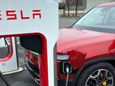 Rivian EV en un Supercargador Tesla (imagen: nonnac/Reddit)
