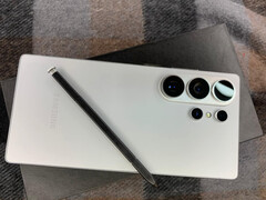 Una maqueta del Galaxy S26 Ultra en su rumoreada tonalidad Silver Shadow. (Fuente de la imagen vía Saudi Android)