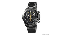 Cronógrafo negro de la colaboración Seiko con la locomotora de vapor D51, con detalles dorados en la esfera y brazalete de acero inoxidable.