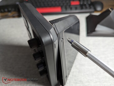 Retire los dos tornillos