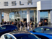Cola de cibercamiones en una sala de exposición de Tesla en Langley, BC (imagen: CyberNatural_BC/X)