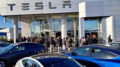 Cola de cibercamiones en una sala de exposición de Tesla en Langley, BC (imagen: CyberNatural_BC/X)