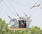 El modelo del cuerpo del avión colgando a 35 pies en el aire (Fuente de la imagen: NASA y Mark Knopp; recortado)