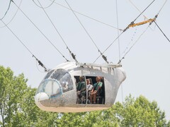 El modelo del cuerpo del avión colgando a 35 pies en el aire (Fuente de la imagen: NASA y Mark Knopp; recortado)