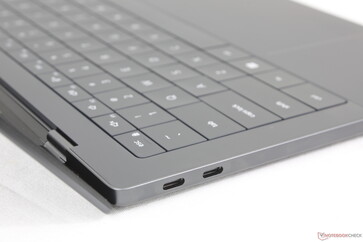 La rigidez de la bisagra es firme y uniforme, pero el ángulo está limitado a un máximo de sólo ~140 grados