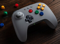 Los colores de los botones del mando Bluetooth 8BitDo 64 gris coinciden con los del mando original de Nintendo 64