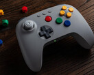 Los colores de los botones del mando Bluetooth 8BitDo 64 gris coinciden con los del mando original de Nintendo 64