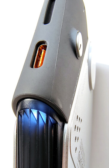 Puerto USB-C situado en la parte superior, junto al indicador luminoso.