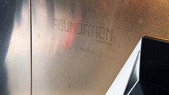 El embellecedor del Cybertruck de 120.000 dólares tiene grabado Foundation Series (imagen: Brandon/X)