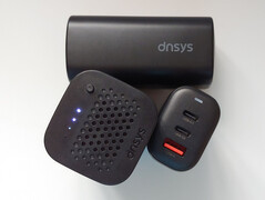 Baterías y cargador. (Fuente de la imagen: Notebookcheck)