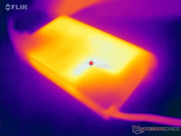 El adaptador de CA puede alcanzar hasta 40 C cuando se ejecutan cargas exigentes