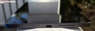 derecha: micrófono, USB-C 2.0, altavoz