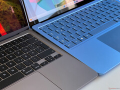 MacBook Air 13 M3 (izquierda) frente a Surface Laptop 13 (derecha)