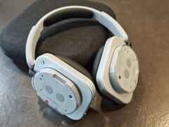 El Nothing Headphone 1 se ha mostrado junto al Phone 3 (fuente de la imagen: Nothing)