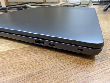 Derecha: USB-A 3.2 Gen. 1, USB-C 3.2 Gen. 2 + DisplayPort + Power Delivery, ranura Kensington